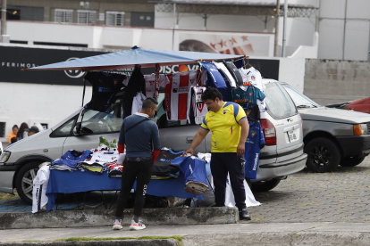 Camisetas, entradas y souvenirs se expendían ayer afuera del estadio.