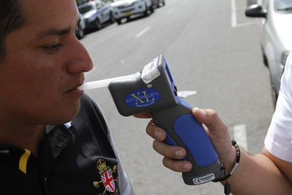 Ley. Un conductor se somete a la prueba del alcocheck en un control.