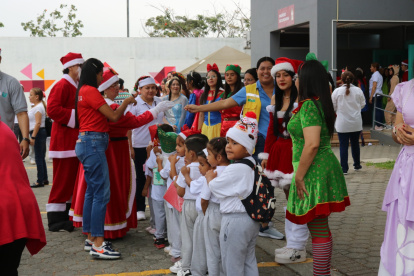 Docentes y estudiantes alegraron a niños con regalos y un show navideño