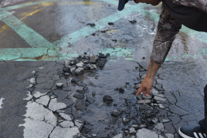 Luluncoto. Habitantes reclaman por una fuga a la Epmaps.