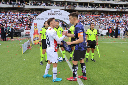 Ezequiel Piovi (i) y Richard Schunke (d) son los capitanes de Liga de Quito e Independiente del Valle.