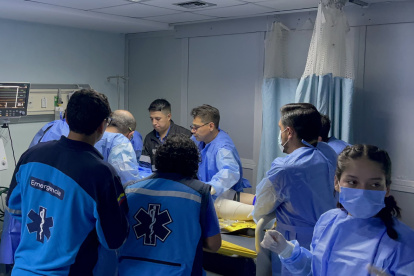 Varios de los heridos fueron trasladados al Hospital General Isidro Ayora de Loja, donde se reportó un fallecido y otros pacientes en estado crítico.