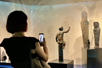 La exposición que muestra por primera vez al público las estatuas de bronce encontradas en 2022