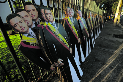 Una figura de cartón del presidente Daniel Noboa durante la presentación de una agrupación musical, generó polémica