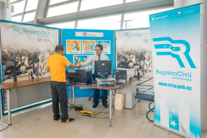 FUNCIONARIO ATENDIENDO A CLIENTE EN LA AGENCIA DE LA TERMINAL TERRESTRE PASCUALES.