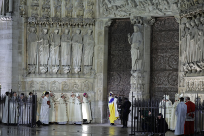 Paris (France), 07/12/2024.- Paris" archbishop Laurent Ulrich inaugurates the Notre Dame de Paris Cathedral by knocking on the doors during the reopening ceremony of the Notre Dame de Paris Cathedral, in Paris, France, 07 December 2024. The Notre-Dame de Paris Cathedral reopens on 07 December after nearly six years of renovation work following its destruction by a fire on 15 April 2019. (Obispo, Francia) EFE/EPA/CHRISTOPHE PETIT TESSON / POOL
