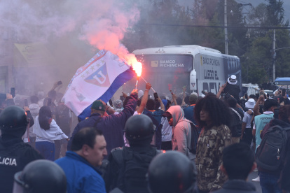 Los hinchas de Liga de Quito se congregan a la espera de la primera final de LigaPro.