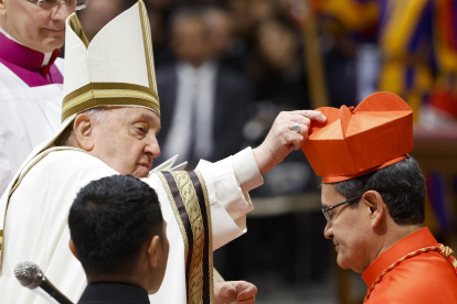 Vatican City (Vatican City State (holy See)), 07/12/2024.- Ecuadorian new Cardinal Luis Gerardo Cabrera Herrera (R) receives his biretta as he is appointed cardinal by Pope Francis (L) during a consistory ceremony in the Saint Peter"s basilica at the Vatican, 07 December 2024.  (Papa, Cardenal) EFE/EPA/FABIO FRUSTACI