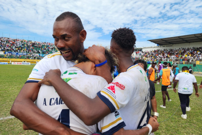 Los jugadores de 22 de Julio FC se funden en un emotivo abrazo para celebrar su ascenso a la Serie B.