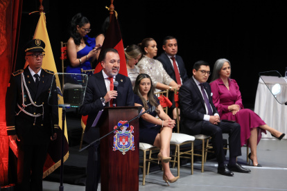 El viernes 6. En el Teatro Sucre, rodeado de coidearios del Concejo, la Asamblea, Parlamento Andino, Prefectura, entre otros, Pabel Muñoz dio un informe de gestión.