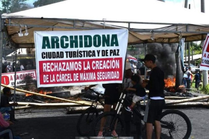 Reacción. habitantes de cantones en napo llevan cinco días protestando por su rechazo a la construcción de la cárcel de máxima seguridad.