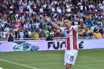 Álex Arce abre el marcador para Liga de Quito en la final ante Independiente del Valle