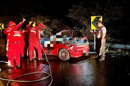 En el vehículo pequeño se movilizaba el reconocido médico local.