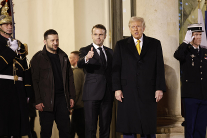 El presidente de Ucrania, Volodymyr Zelensky, el presidente francés, Emmanuel Macron, y el presidente electo de Estados Unidos, Donald J. Trump, abandonan el Palacio del Elíseo