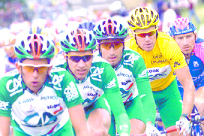 Logo. La marca del banco Credit Agricole en camisetas de deportistas.