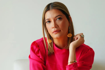 Su buen gusto lo plasma en los looks de famosas como Clarissa Molina, Carmen Villalobos, Elizabeth Gutiérrez, y muchas más.