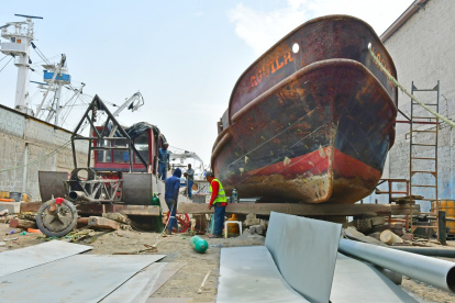 Sobre la calle 5 de Junio, en la ribera del río Guayas, los astilleros mantienen sus labores. Es el último rincón que guarda historia pura de Guayaquil y que no debe perderse.