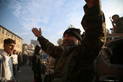El pueblo sirio y los rebeldes celebran en las calles de Homs, Siria, la caída del gobierno de Bachar al Asad.