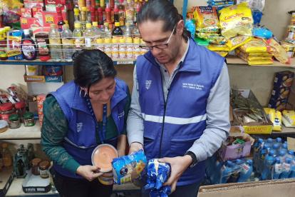 Operativo. Técnicos de Arcsa encuentran productos caducados que vendían.