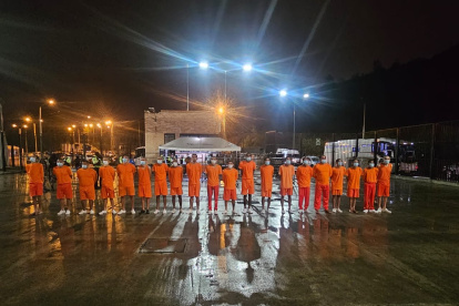 Traslado. Una parte del grupo de privados de libertdad que llegaron a la cárcel de Turi, antes estaban en el complejo de prisiones de la prvincia El Oro.