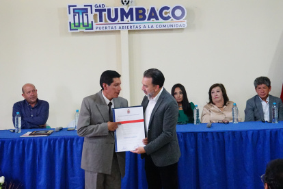 El alcalde de Quito, Pabel Muñoz entregó un reconocimiento al presidente del Gad de Tumbaco, Wilson Amaguaña