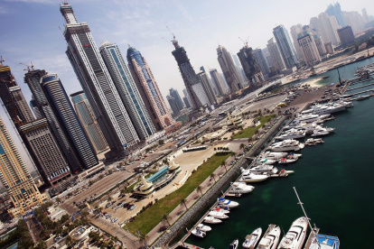 Turismo. Vista panorámica de los hoteles de lujo, rascacielos y el Dubai International Marine Club (DIMC) en Dubai (Emiratos Árabes Unidos) hoy, martes 6 de abril de 2010. EFE/ALI HAIDER