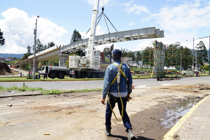 Obra. Personal inició con la colocación de la rampa del paso elevado en el puente 8 de la Autopista General Rumiñahui