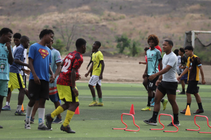 La cancha de Socio Vivienda 2 es sintética y fue un obsequio e la empresa privada. Entrenan todos los días desde las 15:30.