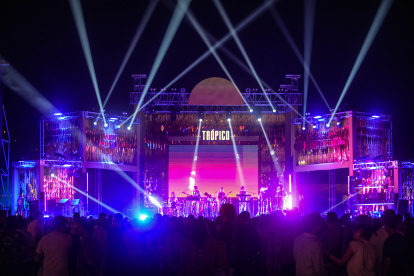 MEX01.ACA(MÉXICO). 08/11/2024.- Cientos de personas acuden al festival musical ‘Trópico 2024’ este sábado en el balneario de Acapulco en el estado de Guerrero (México). El balneario de Acapulco, Guerrero, en el sur de México, uno de los puertos turísticos más importantes del país, se recupera de manera lenta de los estragos de los huracanes Otis categoría 5 y John categoría 3 y este fin de semana atrajo a miles de turistas con ‘Trópico 2024’, su primer festival musical tras el desastre. EFE/David Guzmán.