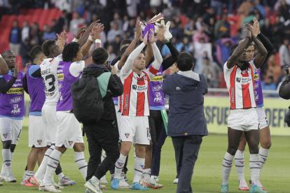 Los jugadores de Liga de Quito festejaron con los hinchas la gran ventaja conseguida en la primera final ante Independiente del Valle.