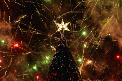 Árbol de Navidad se encendió en Cuenca durante el fin de semana.