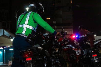 Un agente de tránsito manipula una de las motos retenidas en el operativo.