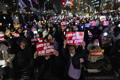 Los manifestantes sostienen pancartas que dicen "Acusar inmediatamente a Yoon Suk Yeol" durante una manifestación pidiendo la destitución del presidente Yoon Suk Yeol frente a la Asamblea Nacional en Seúl, Corea del Sur, el 9 de diciembre de 2024.