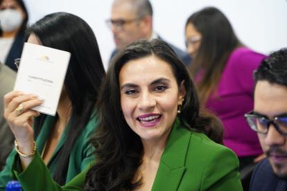La vicepresidenta Verónica Abad sostiene en su mano la Constitución previo a la instalación de la audiencia de acción de protección