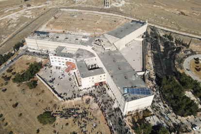 Insurgentes de la coalición del Organismo de Liberación del Levante derrocaron a Al Asad, quien huyó a Moscú tras acuerdo con rebeldes.