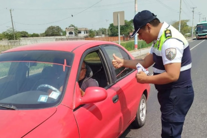 La Comisión de Tránsito del Ecuador controla la actividad operativa de los servicios de transporte terrestre, tránsito y seguridad vial .
