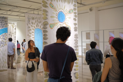 Acto. La artista incita a la contemplación a través de su obra, invitando a encontrar la poética de la naturaleza.