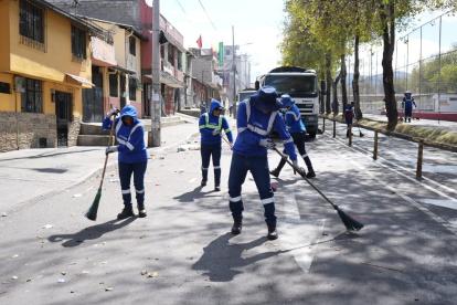 45 obreros operativos estuvieron acompañados de 28 equipos de recolección y limpieza.