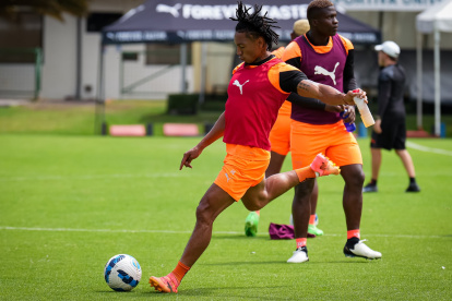 El lateral José Quintero podría reaparecer en el rol titular de los albos para la revancha ante los rayados.