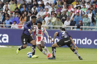 Los albos lograron una ventaja de tres goles en la primera final ante los rayados.