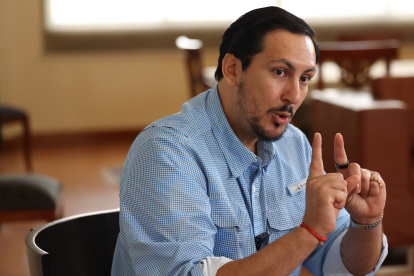 Wilson Gómez es el candidato del partido SUMA que reemplaza a Jan Topic en los comicios 2025; él es psicólogo clínico.