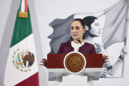 La Presidenta de México, Claudia Sheinbaum, habla durante una conferencia de prensa este lunes, en el Palacio Nacional de la Ciudad de México (México).