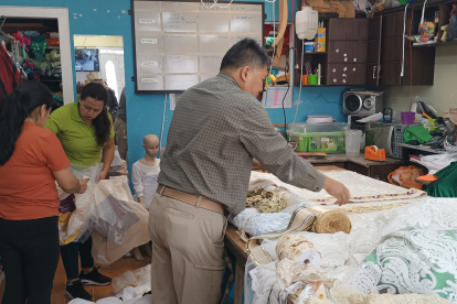Pablo Coronel, coordinador de la parcipación de artistas, alista las telas que serán utilizadas para los trajes del Pase del Niño Viajero.