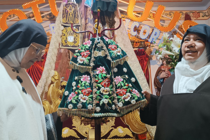 Las madres del Monasterio de El Carmen presentaron el traje que vestirá el Niño Viajero en el pase del 24 de diciembre.