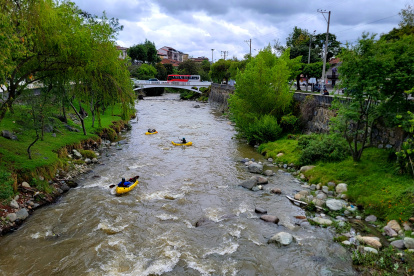 Jóvenes deportistas practicaron packrafting en la cuenca del río Tomebamba, en Cuenca.
