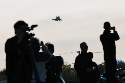 Un avión de combate Mirage 2000 de la Fuerza Aérea de Taiwán se acerca para aterrizar dentro de la base aérea en Hsinchu, Taiwán, el 10 de diciembre de 2024.
