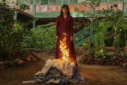 Cien años de soledad sigue la historia de la familia Buendía en el pueblo de Macondo.