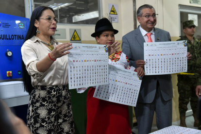 Diana Atamaint verificó el avance de la impresión de papeletas y documentos electorales.