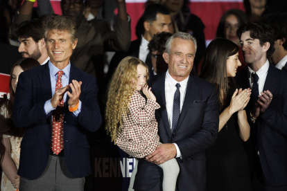Robert Kennedy Jr (R) sostiene a su nieta durante un evento para anunciar formalmente su candidatura para las presidenciales, el 19 de abril de 2023.