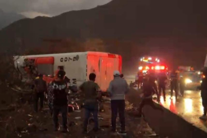 El trágico accidente ocurrido en una carretera de Loja dejó más de una docena de víctimas mortales.